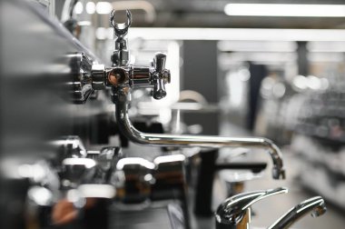 İç mekanda elit tesisatların sergilendiği galeride..