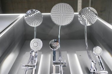 Küvet ve lavabo karışımı. Bir hırdavatçıda tesisat işi. Lavabo tıkırtısı. Duş için duvara monte edilmiş köşedeki duşun ayrıntıları. Paslanmaz çelik musluk