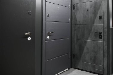 Kapılar bir hırdavatçıda satılıyor..