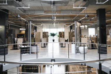 Modern Seramik fayanslar lüks alışveriş merkezinde sergileniyor. Alışveriş merkezi seramik malzeme satar..