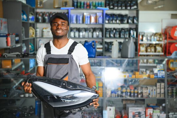 Портрет красивого продавца в магазине автозапчастей. Концепция ремонта автомобилей.