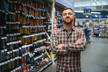 Araçlar donanım mağazasında alışveriş yakışıklı genç.