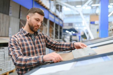 donanım mağaza mutlu olgun adam portresi.