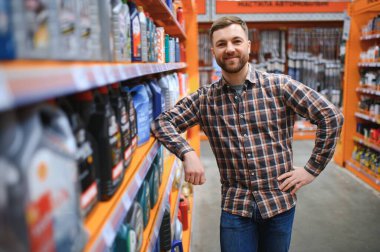 adam otomobil kimyasallar, otomobil parçaları saklamak satın alır..