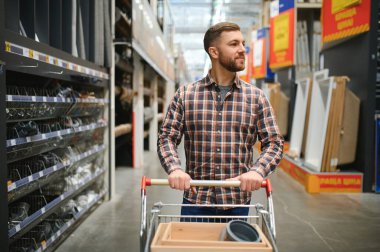 donanım mağaza mutlu olgun adam portresi.