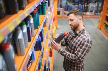 adam otomobil kimyasallar, otomobil parçaları saklamak satın alır..