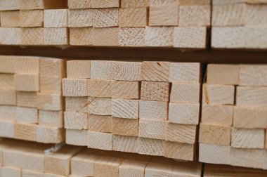 Kereste deposuna yakın planda ahşap kalasların görüş açısı. Tahtaların arkaplanı