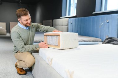 Yakışıklı bir genç mağazadan mobilya seçer..