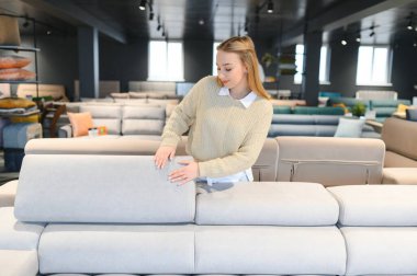 Mağazadan mobilya alan, ürün seçen bir kadın..