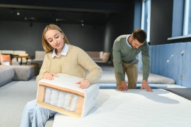 Çift mobilya mağazasında ortopedik yatağı olan yeni bir yatak alıyor..