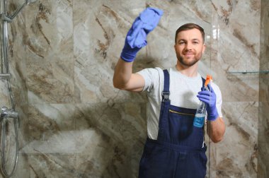 Temizlik hizmet anlayışı. Banyo dolabında cam temizleme adam.