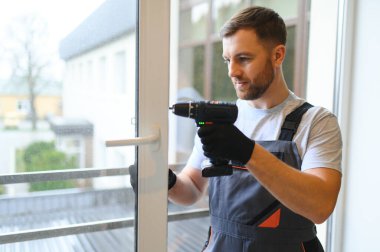 İçeriye plastik pencere kuran işçiler