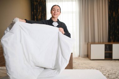 Otel Servisi. Yapım yatak odasında yaptı.