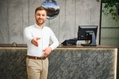 Lobide resepsiyonda resepsiyonist portresi