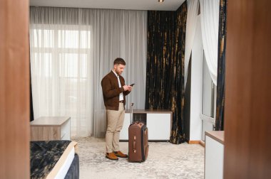 Bir otel odasında olgun iş adamı.