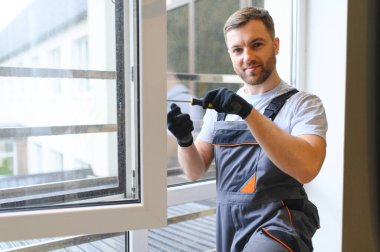 İçeriye plastik pencere kuran işçiler