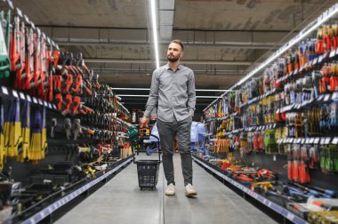 bir hırdavatçıda alıcı, konut yenileme kavramı.