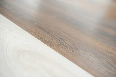 Hırdavatçıda çeşitli kaplamalı döşeme örnekleri.