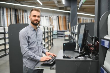 Duvar kağıdı dükkanında bir satıcı..