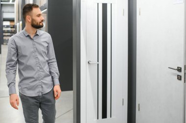 Bir adam evi için hırdavatçı dükkanının kapılarını seçer..