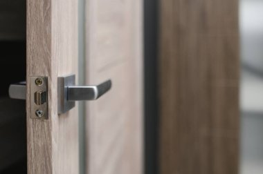 Kapılar bir hırdavatçıda satılıyor. Eve yakın çekim için kapı seçiyorum. İç yenileme konsepti