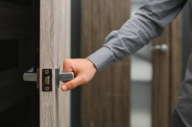 Kapılar bir hırdavatçıda satılıyor. Eve yakın çekim için kapı seçiyorum. İç yenileme konsepti