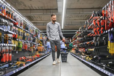 bir hırdavatçıda alıcı, konut yenileme kavramı.