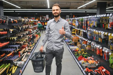 Hırdavatçıdaki erkek müteahhit..