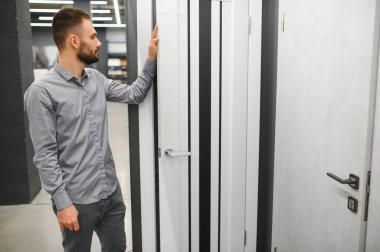 Bir adam evi için hırdavatçı dükkanının kapılarını seçer..