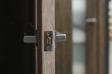 Kapılar bir hırdavatçıda satılıyor. Eve yakın çekim için kapı seçiyorum. İç yenileme konsepti