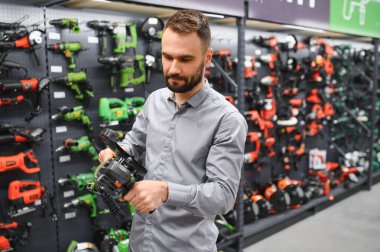 Elektrikli alet dükkanındaki erkek müşteri.