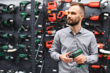 Elektrikli alet dükkanındaki erkek müşteri.