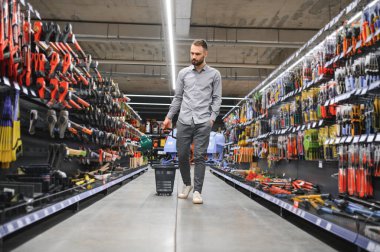 donanım mağaza mutlu olgun adam portresi.