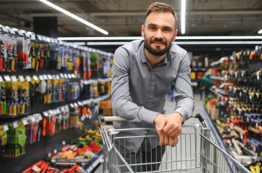 donanım mağaza mutlu olgun adam portresi.