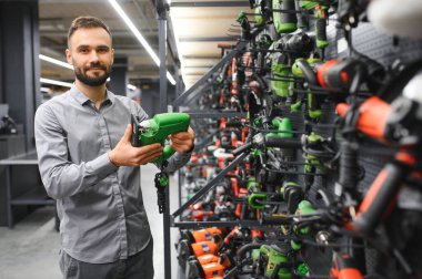 Elektrikli alet dükkanındaki erkek müşteri.