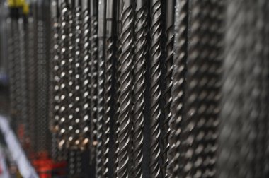 Bir nalbur dükkanının vitrininde beton delmek için yapılan matkaplar. Yakın plan. Seçici odak.