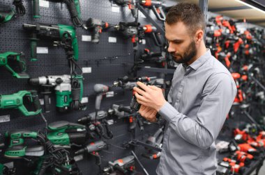 Elektrikli alet dükkanındaki erkek müşteri.