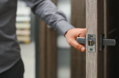 Bir adam evi için hırdavatçı dükkanının kapılarını seçer..