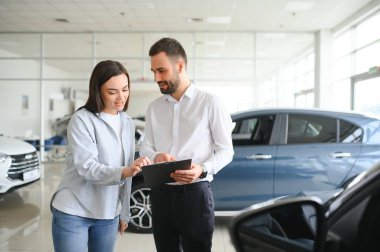 Kadın müşteri müşteri otomobili seçer. Satış konsepti.