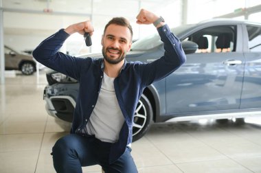 Evet, araba galerisindeki yeni müşterim. Genç adam elinde anahtarlarla diz çöktü..