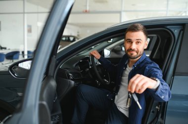 Yetişkin müşteri erkek müşteri müşterisi otomobil seçmek istiyor galeri araç galerisi galerisi galerisi kapalı motor fuarında yeni bir otomobil dokunulmaz araba almak istiyor. Satış konsepti