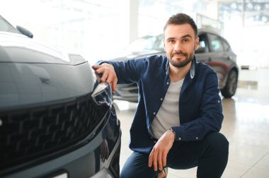 Müşteri erkek alıcı yeni bir otomobil almak istiyor..