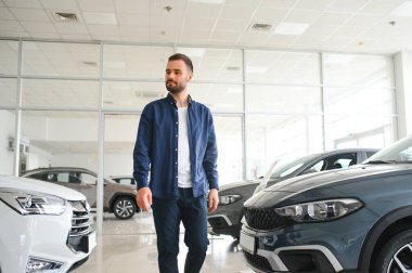 Müşteri erkek alıcı yeni bir otomobil almak istiyor..