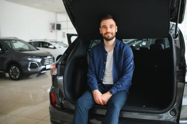 Müşteri erkek alıcı yeni bir otomobil almak istiyor..