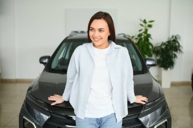 Müşteri dostu bayan müşteri otomobil almak istiyor. Galeri salonu galerisi araba galerisi kapalı motor fuarında yeni otomobil almak istiyor.