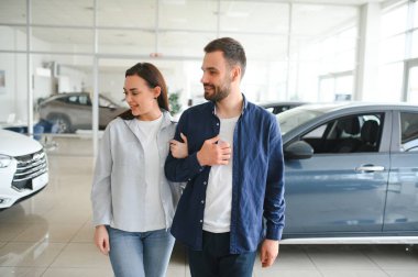 Benim istediğim tek araba bu. Galeride duran genç ve güzel bir çift satın alacakları arabayı seçiyorlar..