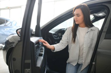 Kadın müşteri müşteri otomobili seçer. Satış konsepti.