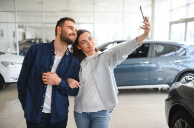 Benim istediğim tek araba bu. Galeride duran genç ve güzel bir çift satın alacakları arabayı seçiyorlar..