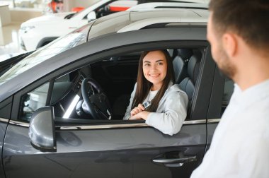 Kadın müşteri müşteri otomobili seçer. Satış konsepti.