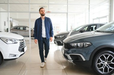 Müşteri erkek alıcı yeni bir otomobil almak istiyor..